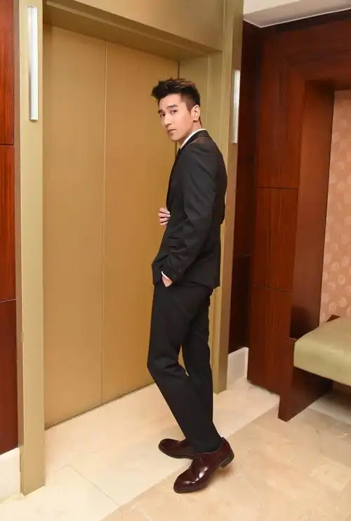 也是男人着装中比较重要的一部分,皮鞋大多数会与西装一起搭配,所以这