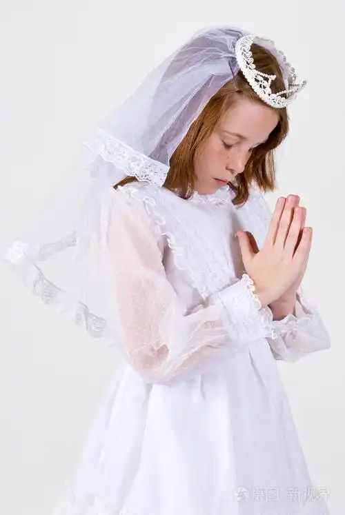 她第一次圣餐的年轻女孩打扮祈祷