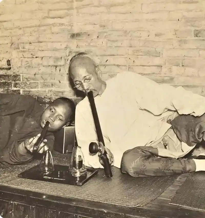 清末,鸦片泛滥,从1859年开始,朝廷对鸦片征税,刺激了鸦片的生产.