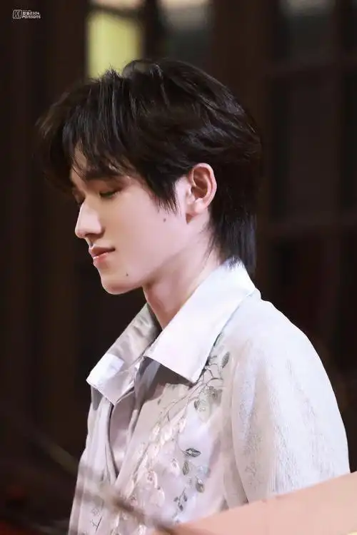 宋亚轩智族gq创意大赏##时代少年团中式刺绣西装##gq红毯##今日星拍