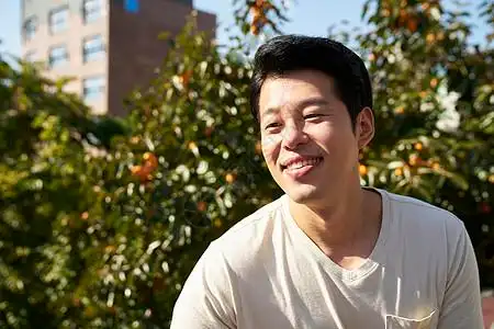 带刺植物盯着看上身阳光生活男人成人韩国人背景