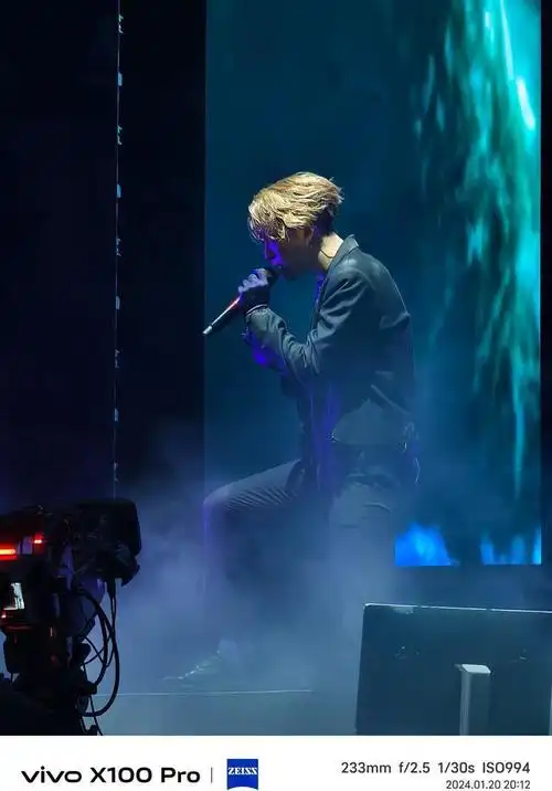 王嘉尔不仅以他的音乐和舞蹈在舞台上留下了深刻印记,而这些照片,则是