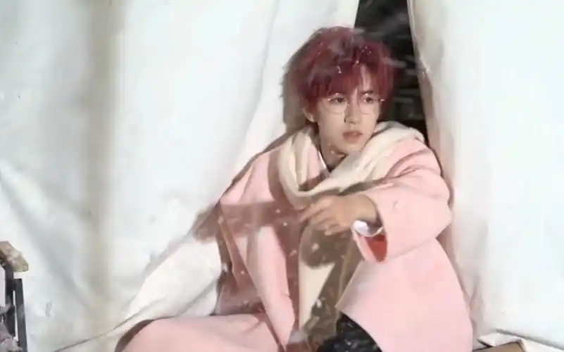 【贺峻霖】粉衣的贺儿谁看了不迷糊啊