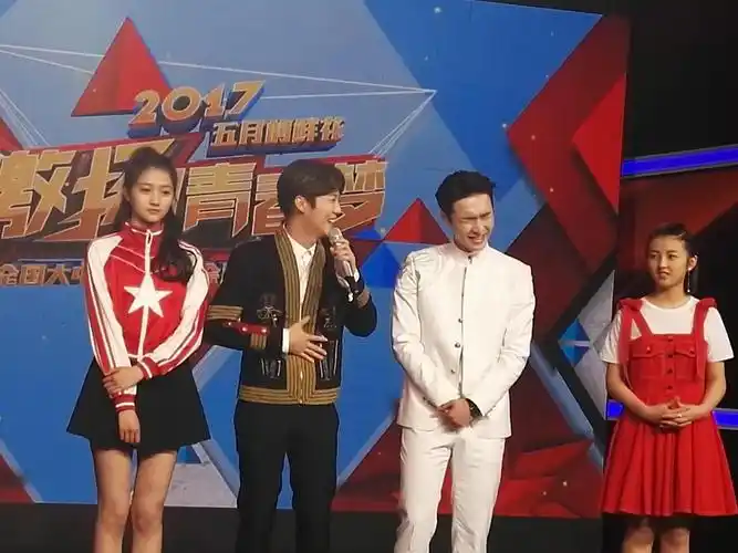 鹿晗张艺兴央视五四晚会同台对视偷笑咬耳朵