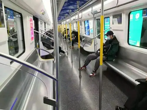 武汉地铁11号线开通,中车长客造地铁车上线运营