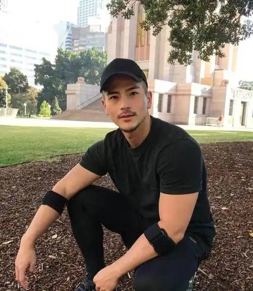 身材健壮的帅哥,留起胡子瞬间变身气质儒雅的型男大叔