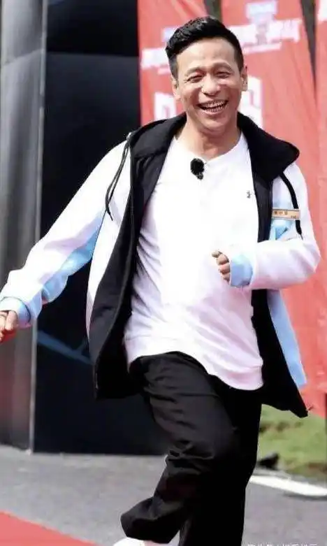 宋小宝的现任女子是他的老乡,婚后,夫妻俩育有一对龙凤胎,两个孩子