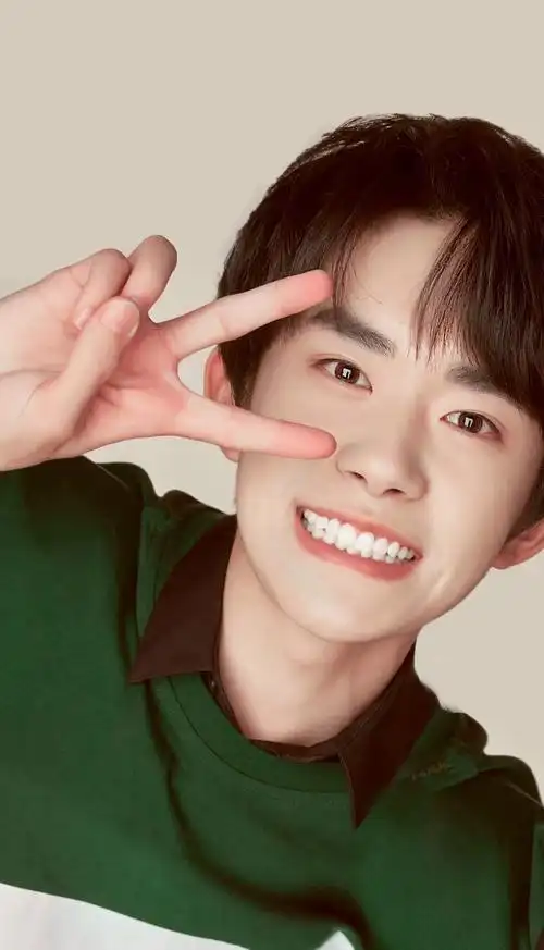 求易烊千玺笑得很开心的图片