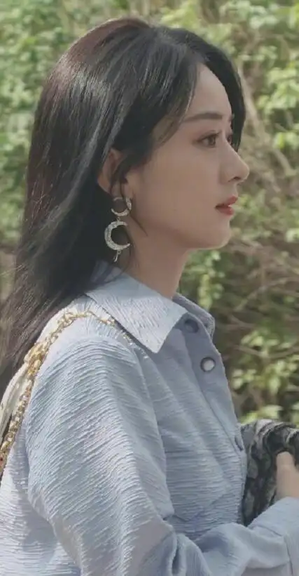 《拜托了冰箱》第七季的路透照,照片中,赵丽颖一身浅蓝色衣服搭配米色