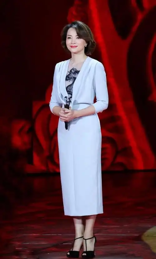 董卿气质感厉害,穿淡蓝色深v领连衣裙大方优雅,不愧是著名主持