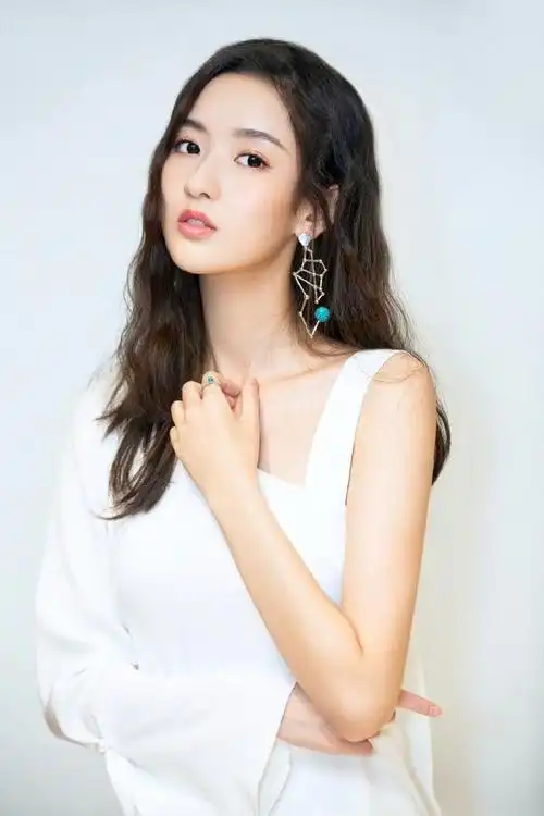 王玉雯一袭白色斜露肩开叉连衣裙,清新又性感,妥妥的女神形象