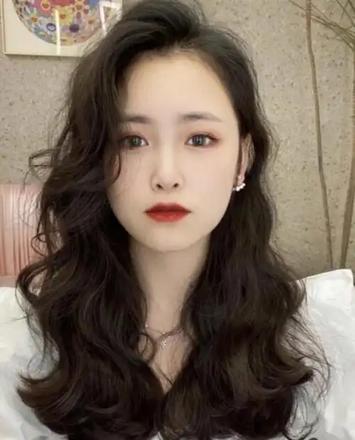 适合圆脸的中卷发,剪完巨显脸小的中卷发