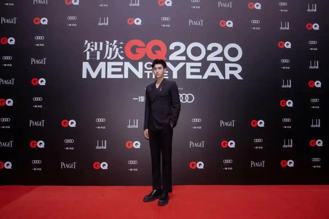 陈飞宇贵族气质撞脸吴亦凡,超高身高异常吸睛