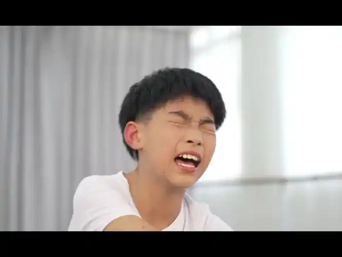 还记得三个月前这个爱哭的男孩儿吗