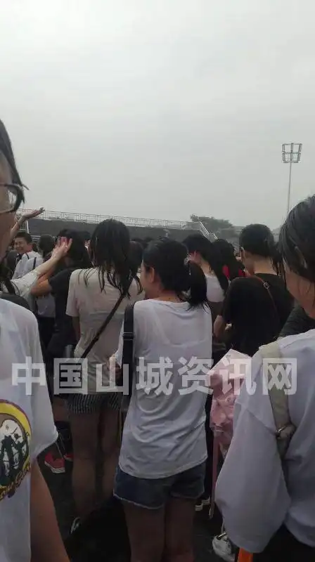 广东创新科技职业学院2017届新生军训无耐被淋雨2小时