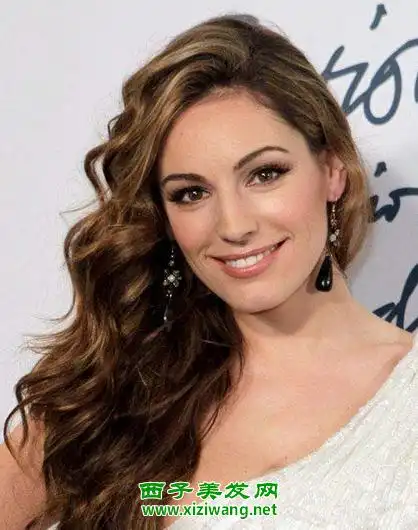 欧美女星的复古卷发图片 端庄又气质出众