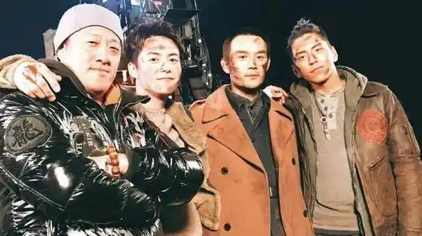 三人联手的剧照,王大陆版小马哥,虽然剧照比较远但是小编依然看见了你