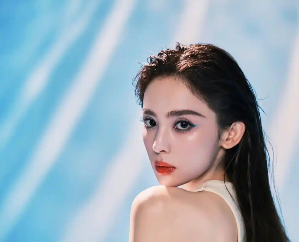 明星图集|古力娜扎,爱情里最棒的心态就是:我的一切付出都是一场心甘