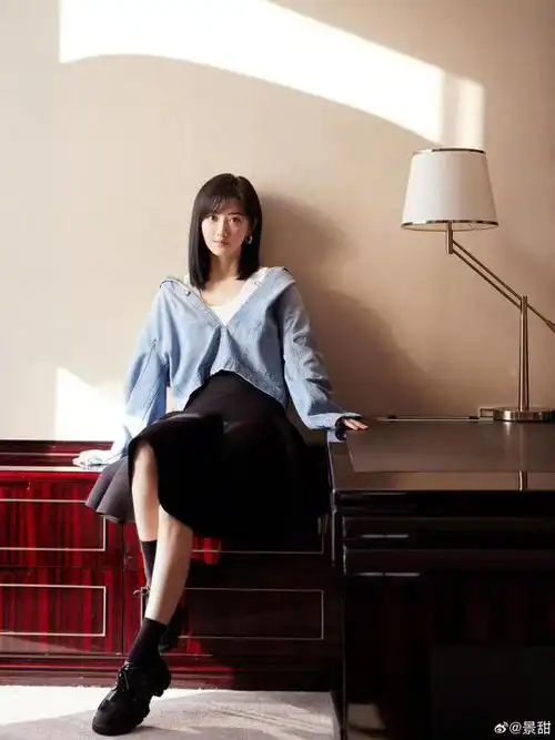 景甜晒日常美照,单手撩动长发,眼神充满诱惑力,笑容明媚动人!