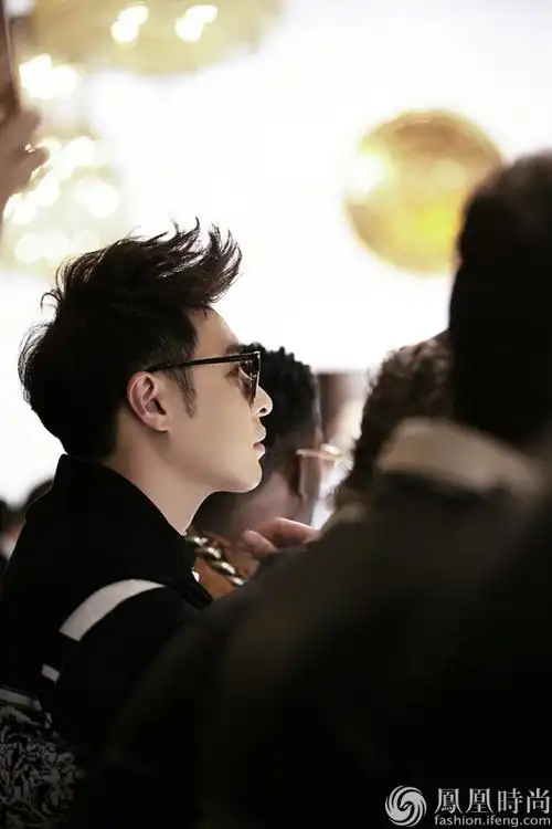 潘玮柏出席巴黎时装周 亮相四大秀场展超凡时尚魅力