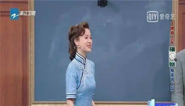 原创关晓彤和杨颖舞台旗袍造型pk杨颖虽老但气质却完美