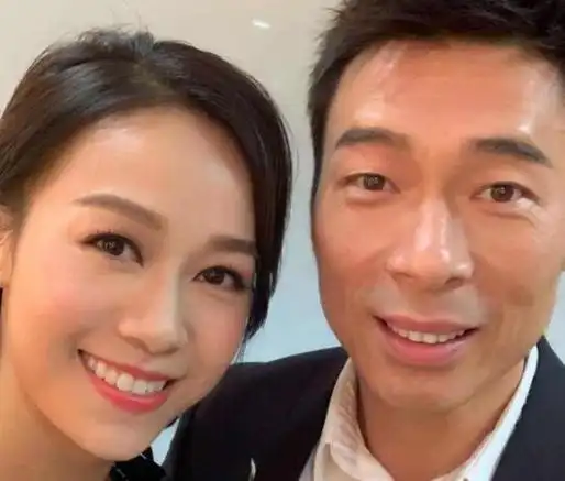 但黄心颖就不一样了,因为她出轨的是郑秀文的老公,而香港人民都是很