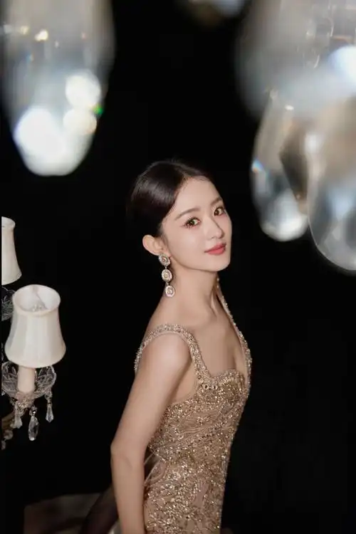 赵丽颖提裙图##赵丽颖