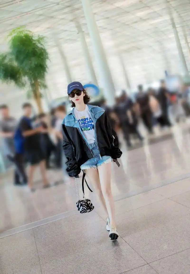 景甜早期机场街拍记录 .#我们都爱聊八卦# #娱乐最前沿