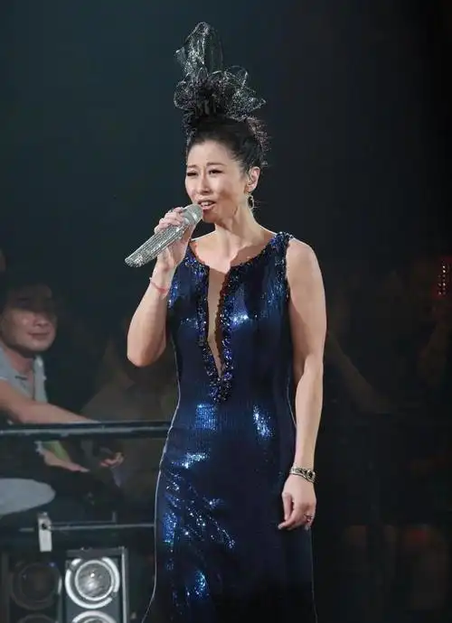 叶倩文的时尚真挺大胆的,穿得闪亮还显身材,就算60岁也很妖娆