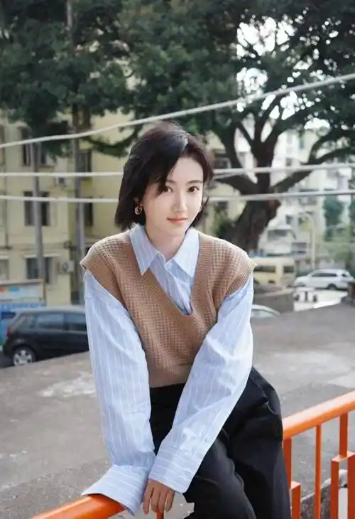 景甜换了新发型,短发的造型清爽利落,衬衫和开衫看起来很青春!