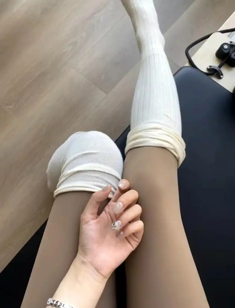 穿两双袜子,不热吗?