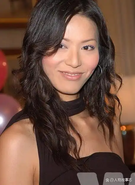 在感情方面,滕丽名的经历颇为曲折.