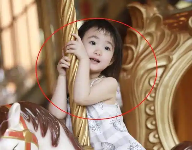 原创李小鹏老婆基因才真强8岁奥莉悄咪咪长大五官越来越随妈妈