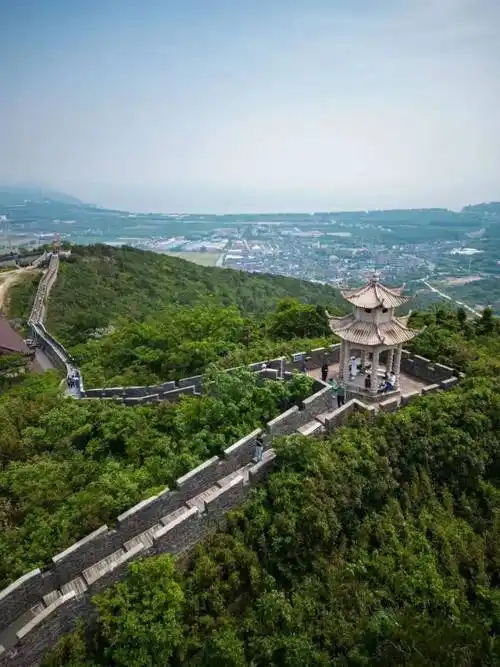 杭州高铁45分钟,我去宜兴爬长城,走过开满鲜花的紫砂古街……这座太湖