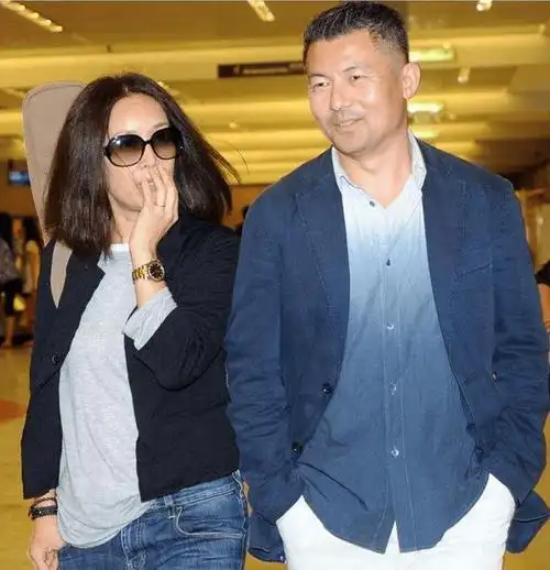 是因为高峰在那英待产期间和王纳文有了一个私生子,惹怒了那英,两人就