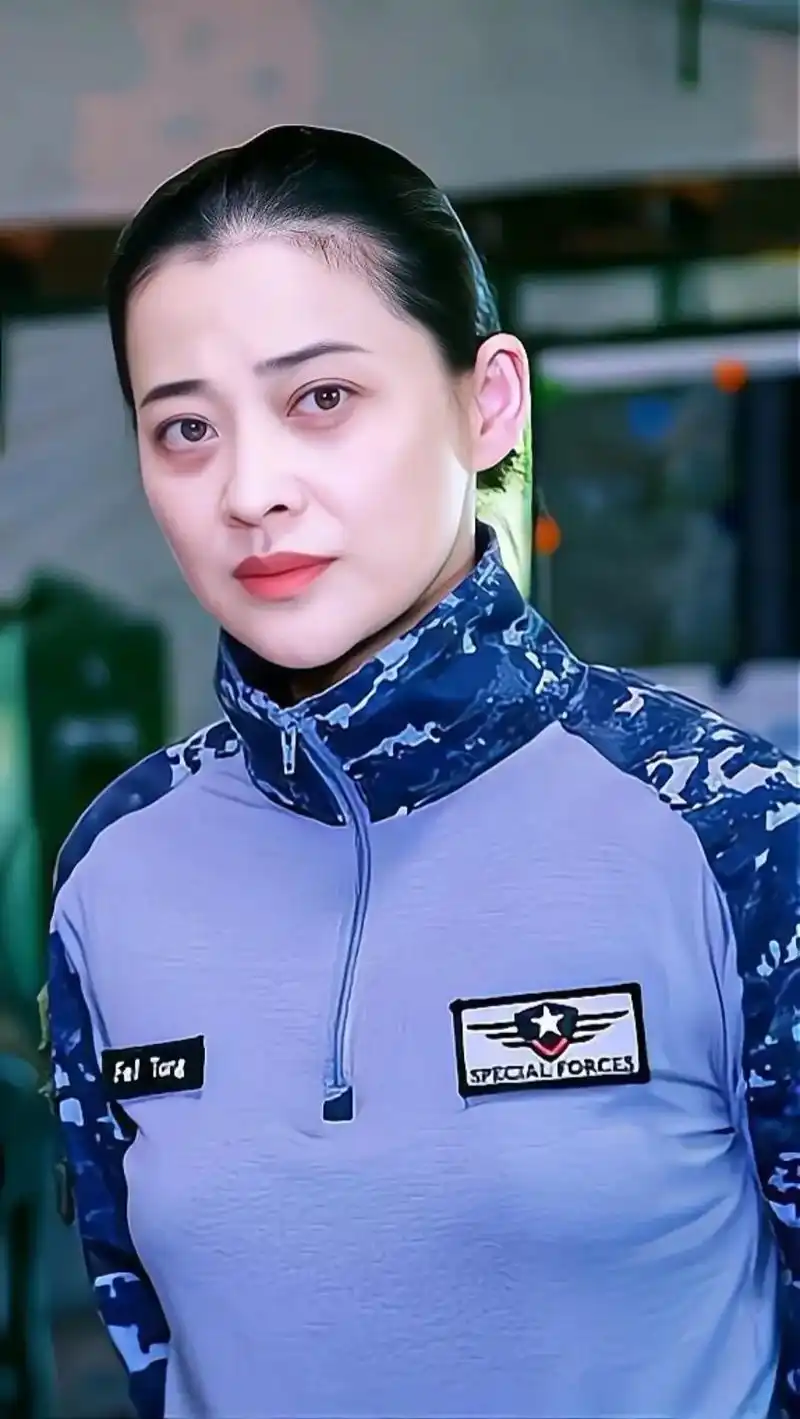 梅婷 | 穿军装的小梅又美又飒,真的好喜欢06 - 抖音