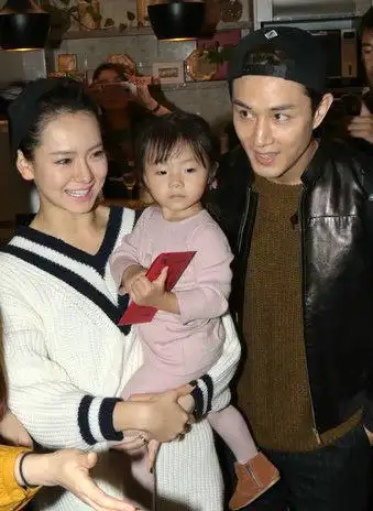 戚薇晒一家三口合影庆六一 戚薇穿比基尼身材火辣