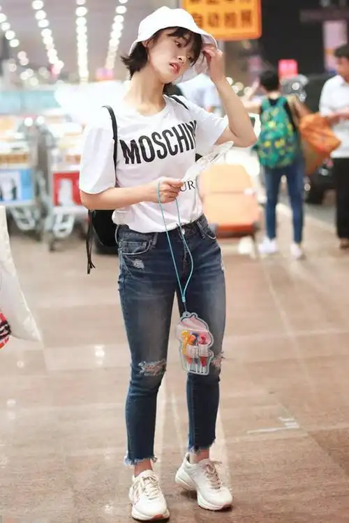 沈月变瘦了,穿冰淇淋色套装显小腿纤细,清新自然如邻家女孩