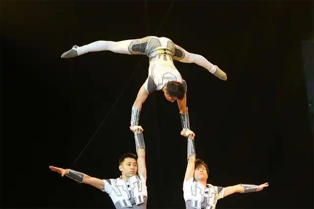 中国杂技团《逐风者·男子集体车技》摘"金菊"金奖