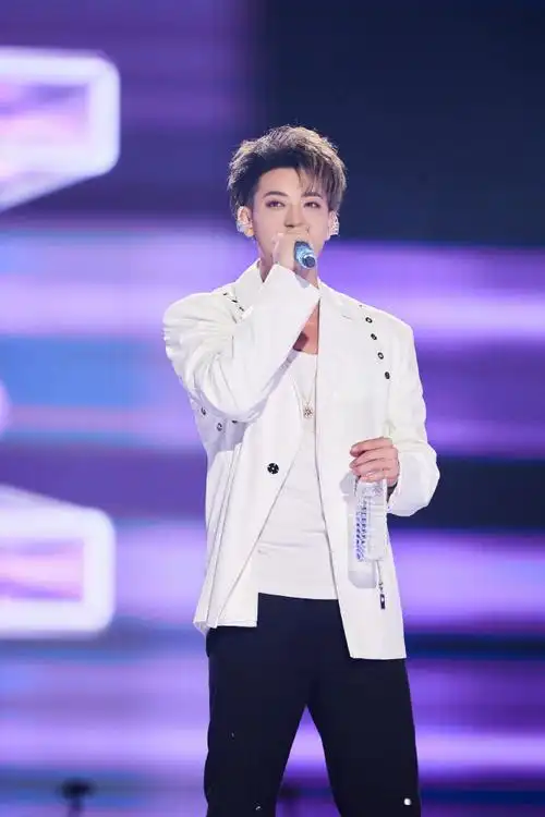 黄子韬超话#2023亚洲青年音乐盛典#青年力量点亮金陵,热爱闪耀魅力