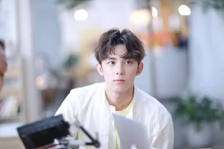 开500万豪车算什么,吴磊18岁就片酬3000万,如今身家早过亿了