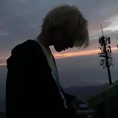 高冷超酷男生头像和你陌生到点赞都需要斟酌再三