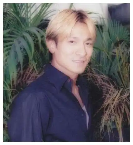 这样发型的刘德华想必很多人没怎么见过.