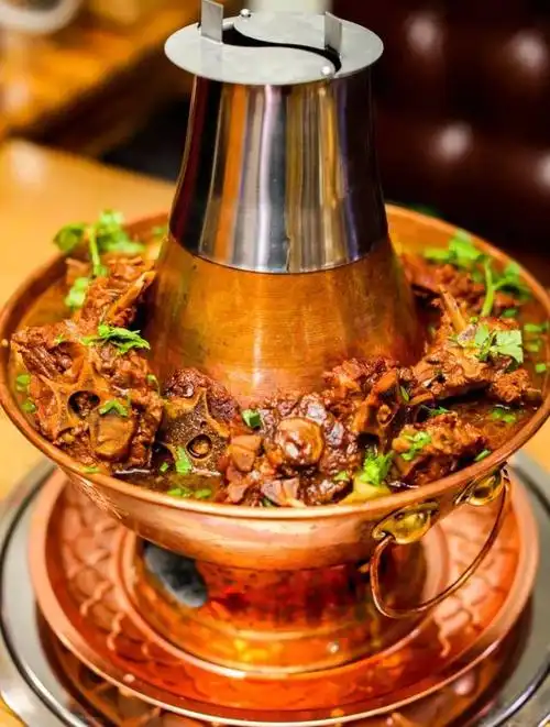 里面 堆成小山的羊蝎子让人食指大动