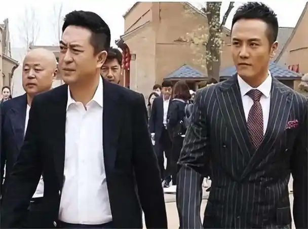 张嘉译每次拍戏都带上表弟,出道20年,表弟火了,张嘉译