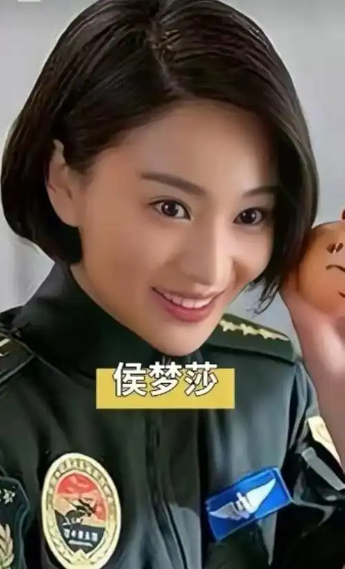 之时,一丝不苟,认真努力,骨子里有一种不服输的劲儿,她穿上军装的样子