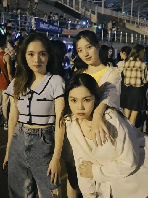 女大学生合照拍照姿势指南