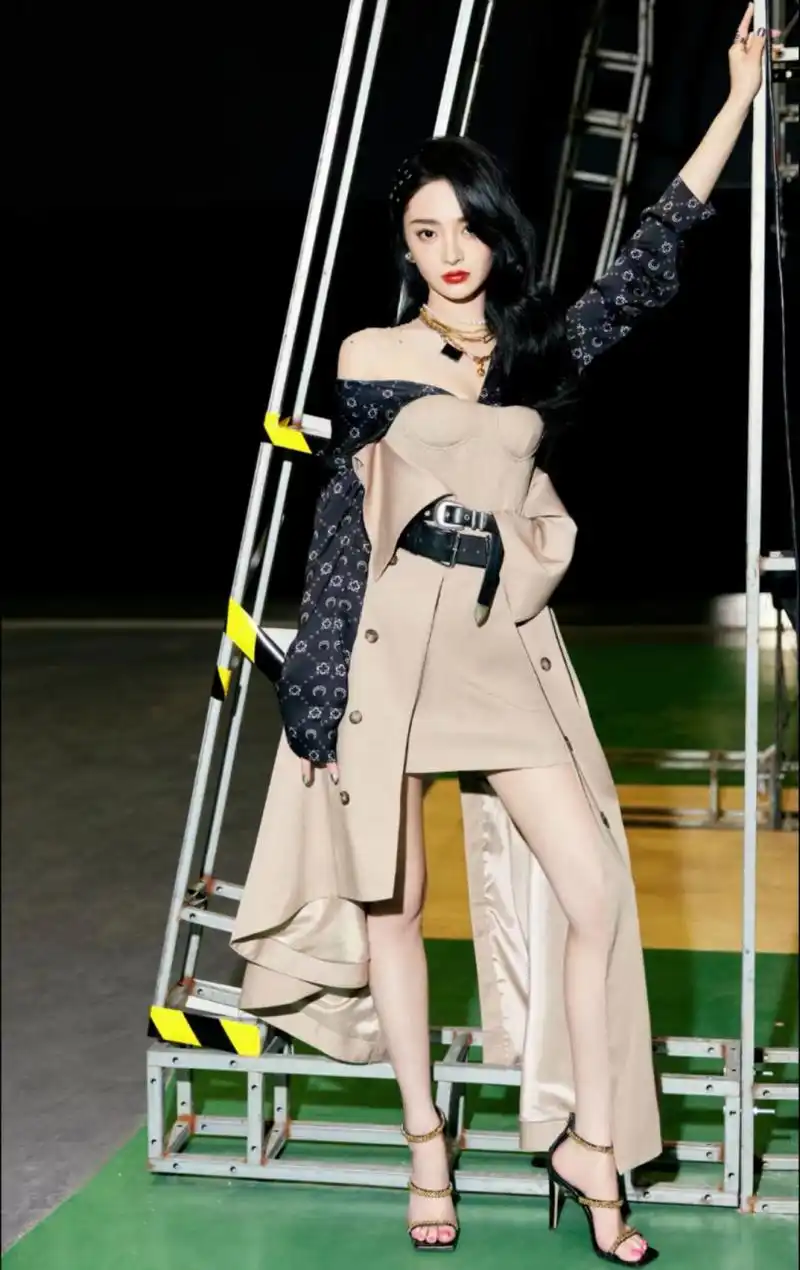 周洁琼美腿高跟,长发红唇美艳动人