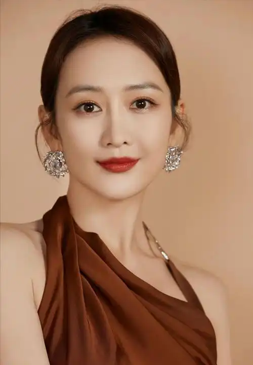 王鸥御姐气场太强巧克力色连衣裙温柔浪漫丝滑质感更显柔美