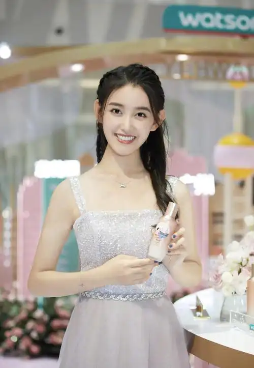 童星出身的演技派,曾是王俊凯绯闻女友,蒋依依白色毛衣清纯甜美